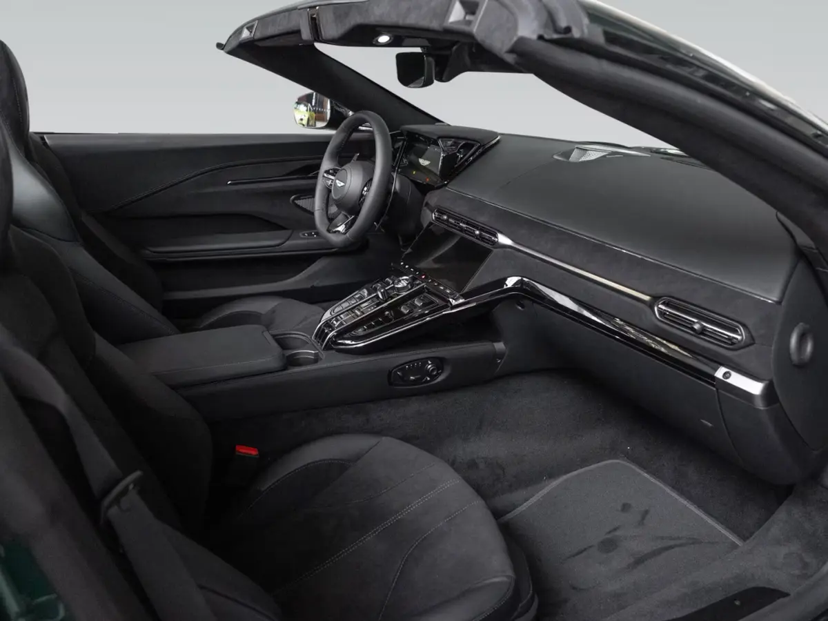 Aston Martin Vantage V8 Spider 2026, extérieur — Nice Super Car Rental, Nice. La Vantage V8 Spider version 2026 développe 665 chevaux dans une carrosserie cabriolet à…