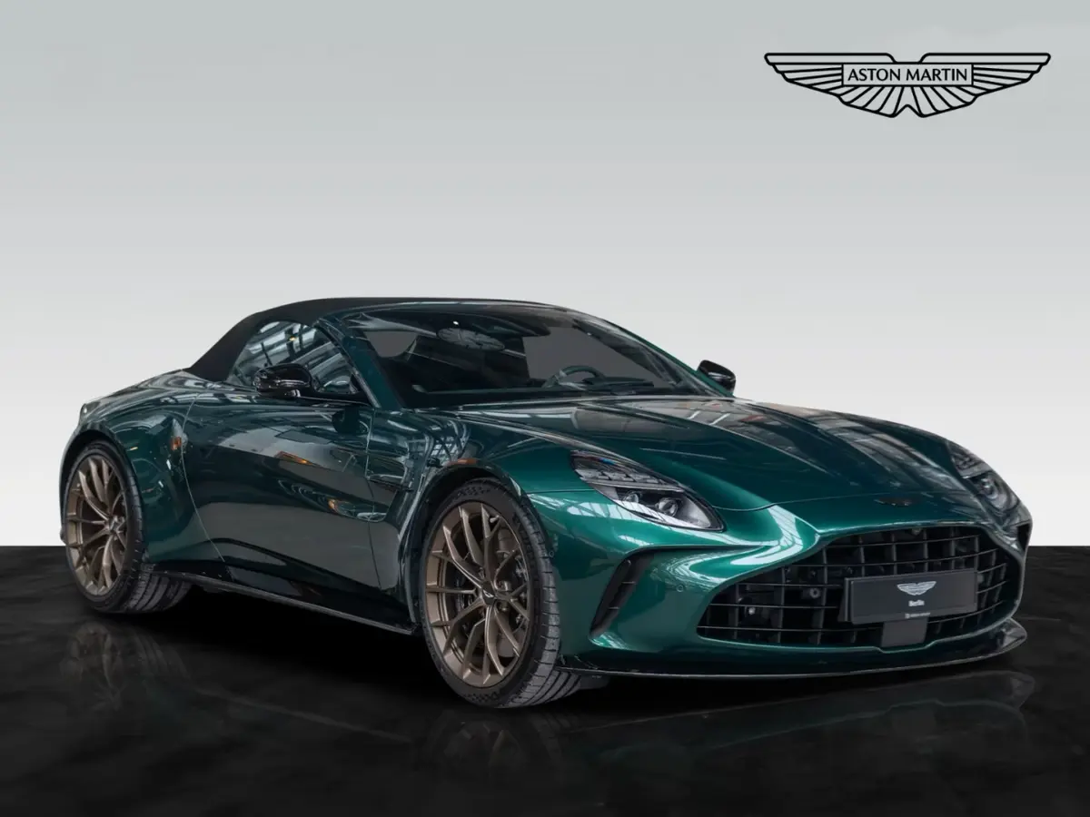 Aston Martin Vantage V8 Spider 2026 — Nice Super Car Rental, Nice. La Vantage V8 Spider version 2026 développe 665 chevaux dans une carrosserie cabriolet à…