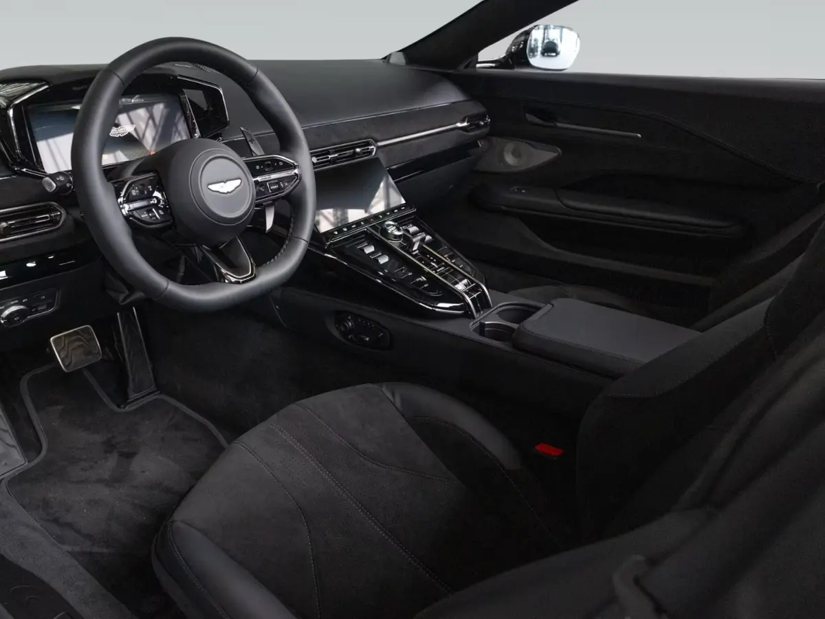 Aston Martin Vantage V8 Spider 2026, vue avant — Nice Super Car Rental, Nice. La Vantage V8 Spider version 2026 développe 665 chevaux dans une carrosserie cabriolet à…