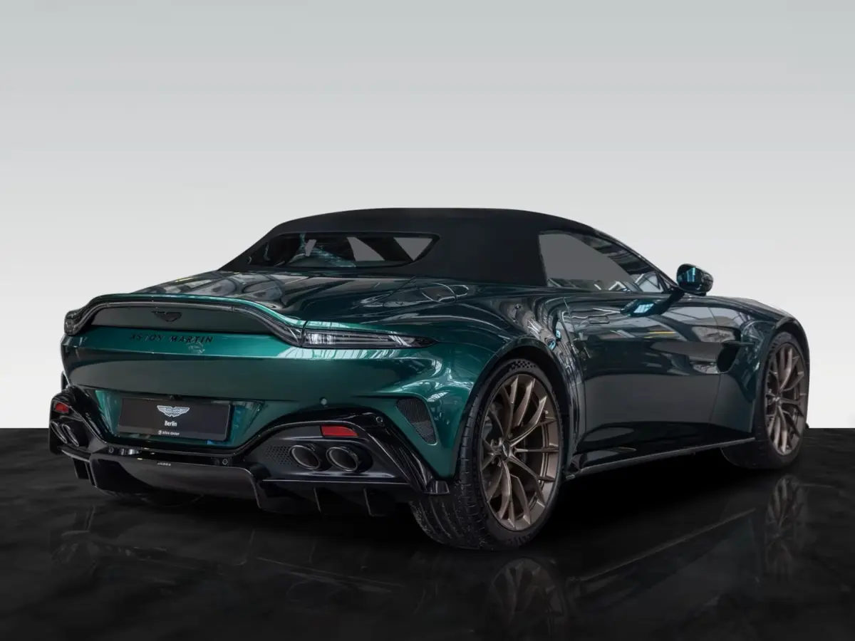 Aston Martin Vantage V8 Spider 2026, vue arrière — Nice Super Car Rental, Nice. La Vantage V8 Spider version 2026 développe 665 chevaux dans une carrosserie cabriolet à…