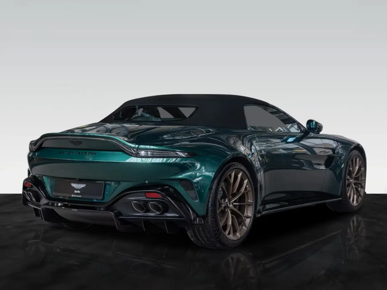 Aston Martin Vantage V8 Spider 2026, vue arrière — Nice Super Car Rental, Nice. La Vantage V8 Spider version 2026 développe 665 chevaux dans une carrosserie cabriolet à…