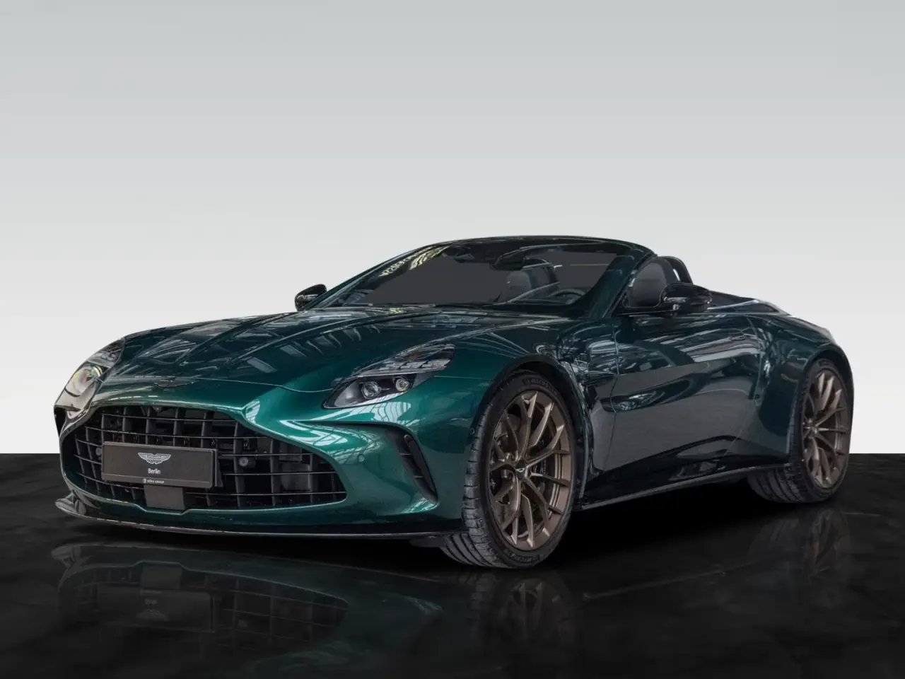 Aston Martin Vantage V8 Spider 2026, intérieur — Nice Super Car Rental, Nice. La Vantage V8 Spider version 2026 développe 665 chevaux dans une carrosserie cabriolet à…