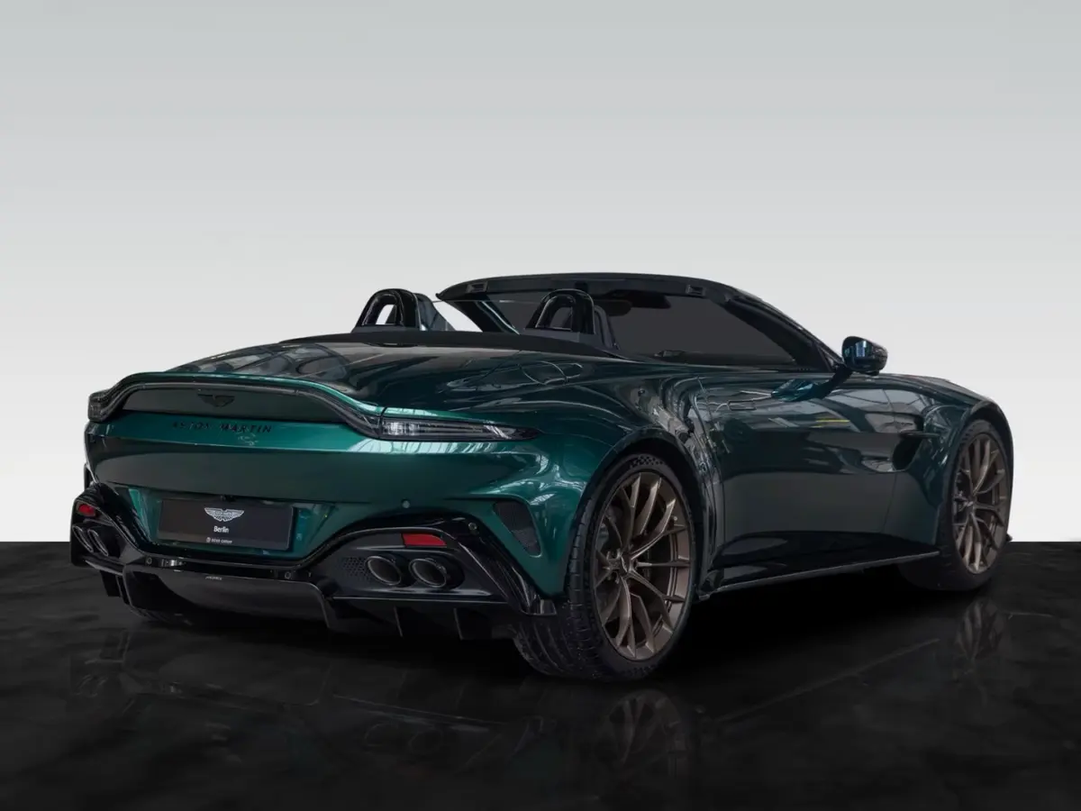 Aston Martin Vantage V8 Spider 2026, tableau de bord — Nice Super Car Rental, Nice. La Vantage V8 Spider version 2026 développe 665 chevaux dans une carrosserie cabriolet à…