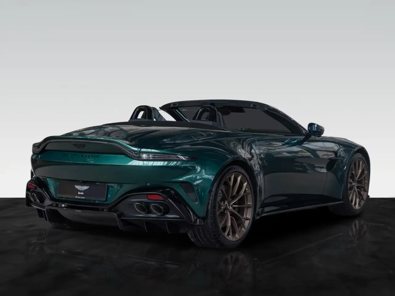 Aston Martin Vantage V8 Spider 2026, tableau de bord — Nice Super Car Rental, Nice. La Vantage V8 Spider version 2026 développe 665 chevaux dans une carrosserie cabriolet à…