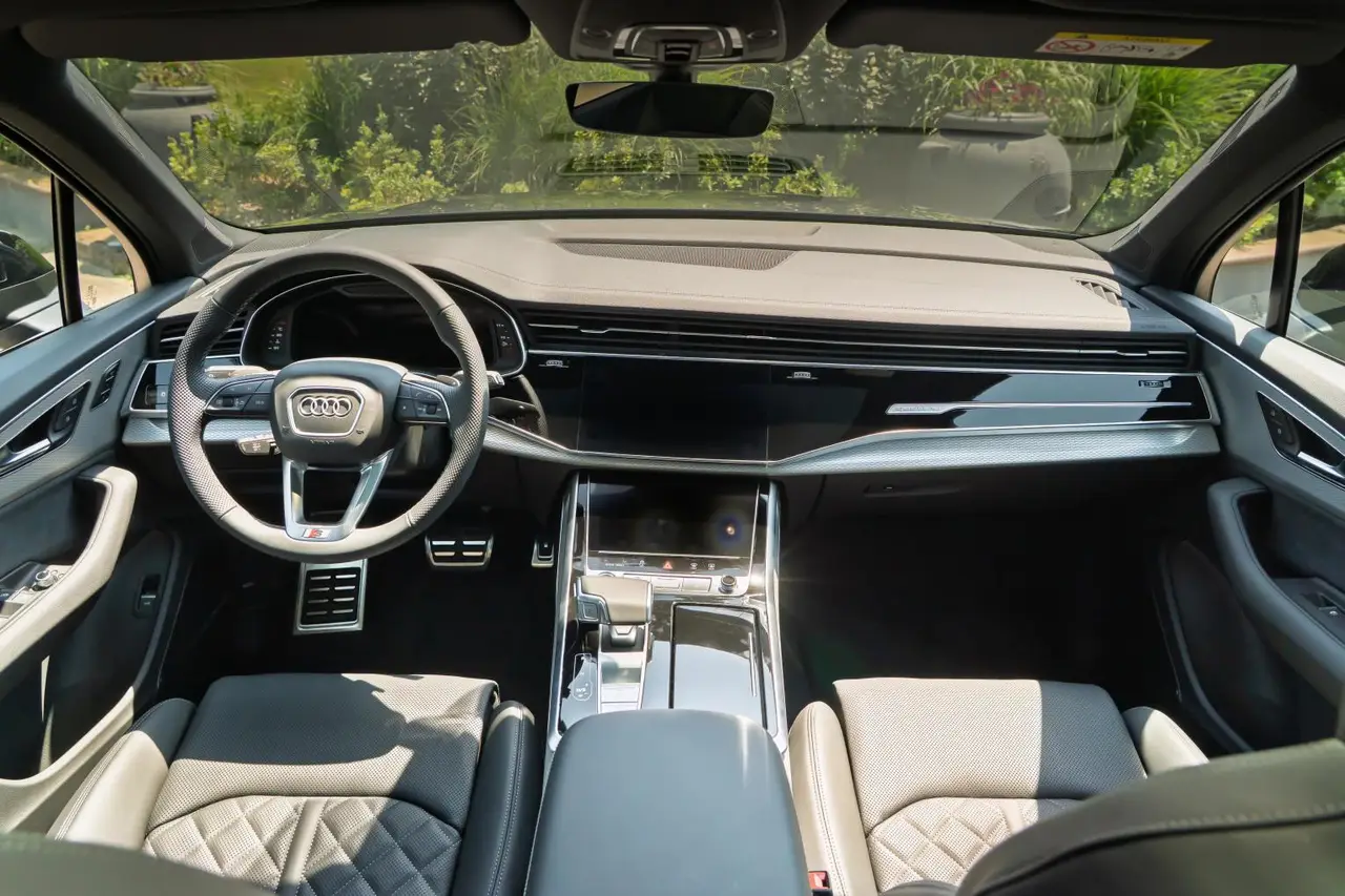 Audi Q7 50 TDI S-Line Edition 2025, extérieur — Nice Super Car Rental, Nice. L'Audi Q7 50 TDI S-Line Edition 2025 associe la carrure d'un grand format à un moteur de…