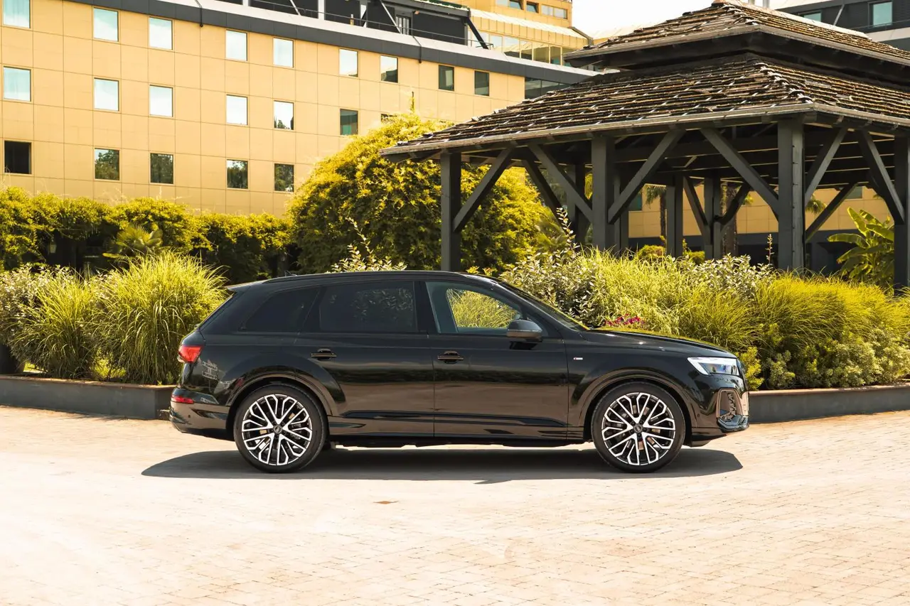 Audi Q7 50 TDI S-Line Edition 2025, vue avant — Nice Super Car Rental, Nice. L'Audi Q7 50 TDI S-Line Edition 2025 associe la carrure d'un grand format à un moteur de…