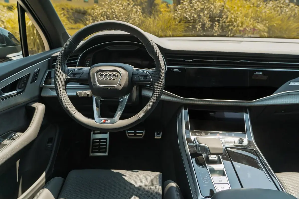 Audi Q7 50 TDI S-Line Edition 2025, intérieur — Nice Super Car Rental, Nice. L'Audi Q7 50 TDI S-Line Edition 2025 associe la carrure d'un grand format à un moteur de…