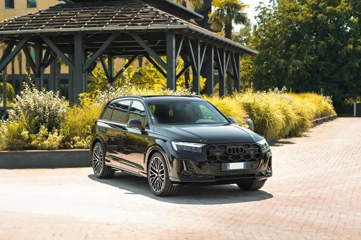 Audi Q7 50 TDI S-Line Edition 2025 — Nice Super Car Rental, Nice. L'Audi Q7 50 TDI S-Line Edition 2025 associe la carrure d'un grand format à un moteur de…