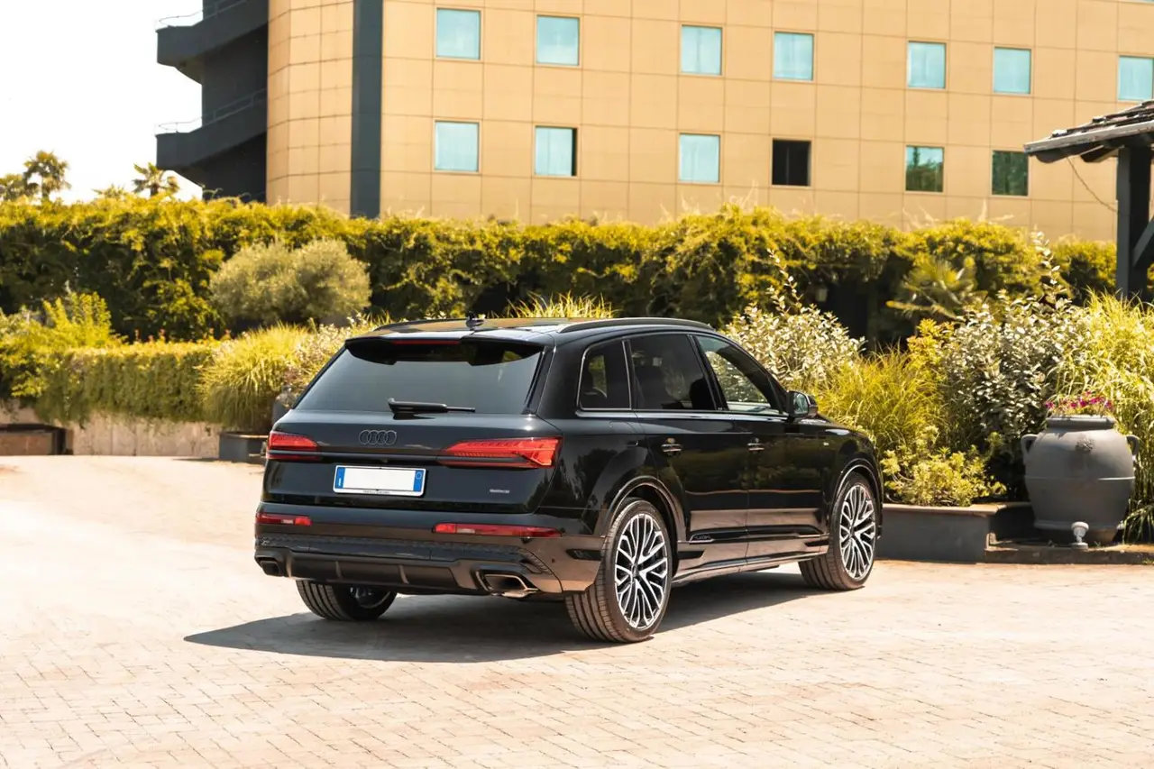 Audi Q7 50 TDI S-Line Edition 2025, tableau de bord — Nice Super Car Rental, Nice. L'Audi Q7 50 TDI S-Line Edition 2025 associe la carrure d'un grand format à un moteur de…