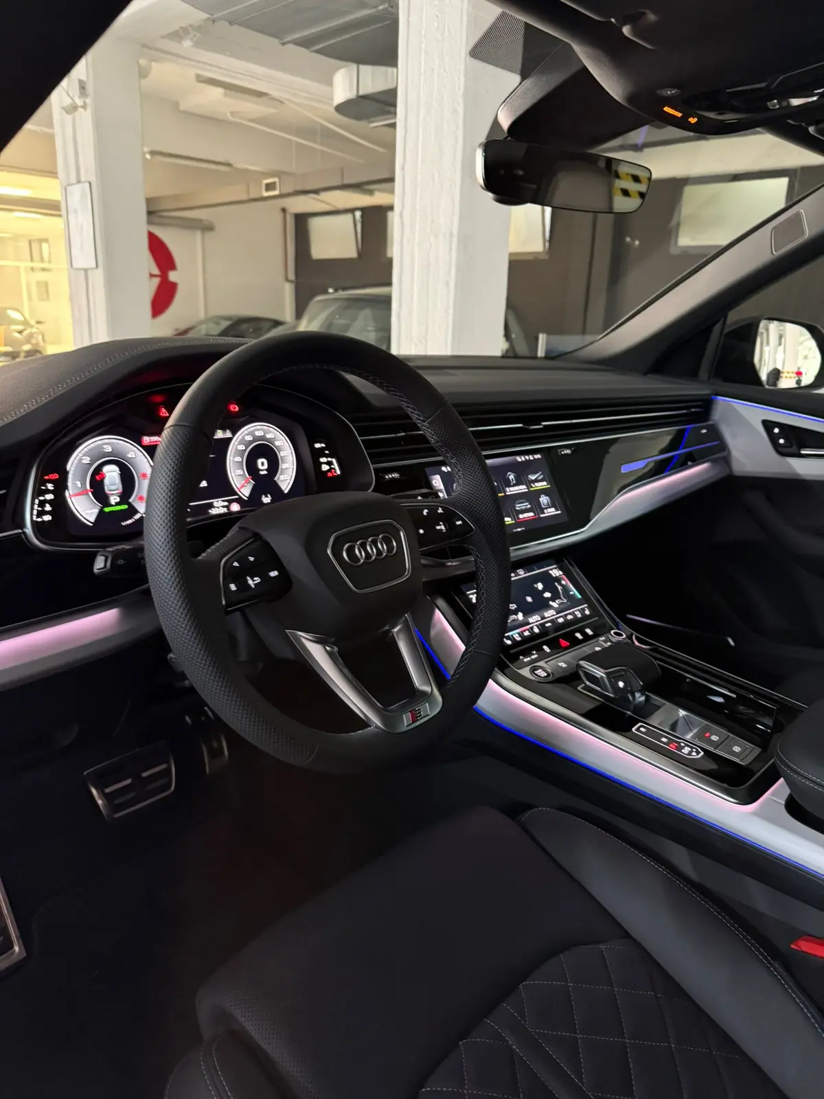 Audi Q8 2025, extérieur — Nice Super Car Rental, Nice. L'Audi Q8 2025 s'adresse à ceux qui recherchent un SUV posé, capable d'avaler les…