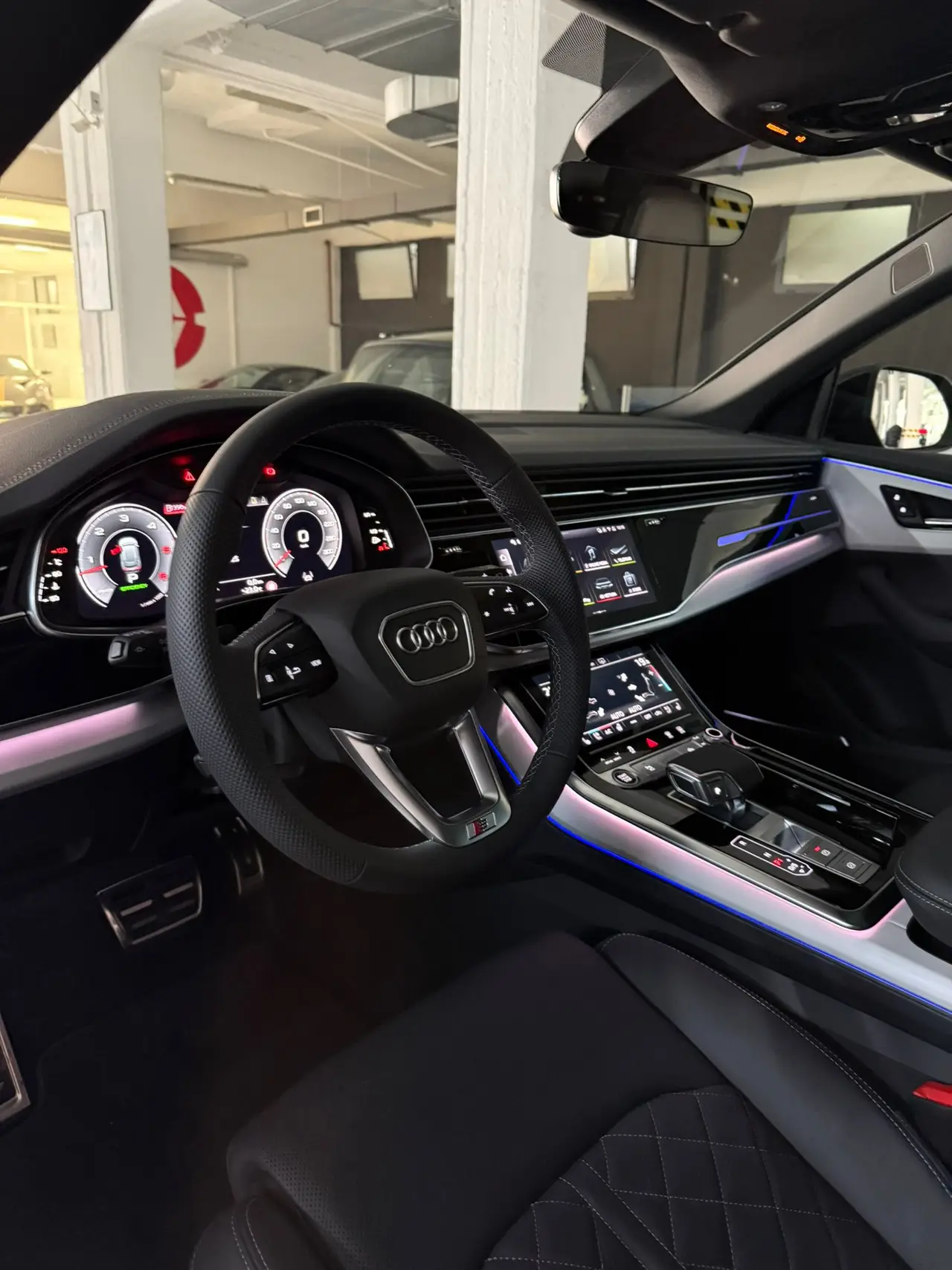 Audi Q8 2025, extérieur — Nice Super Car Rental, Nice. L'Audi Q8 2025 s'adresse à ceux qui recherchent un SUV posé, capable d'avaler les…