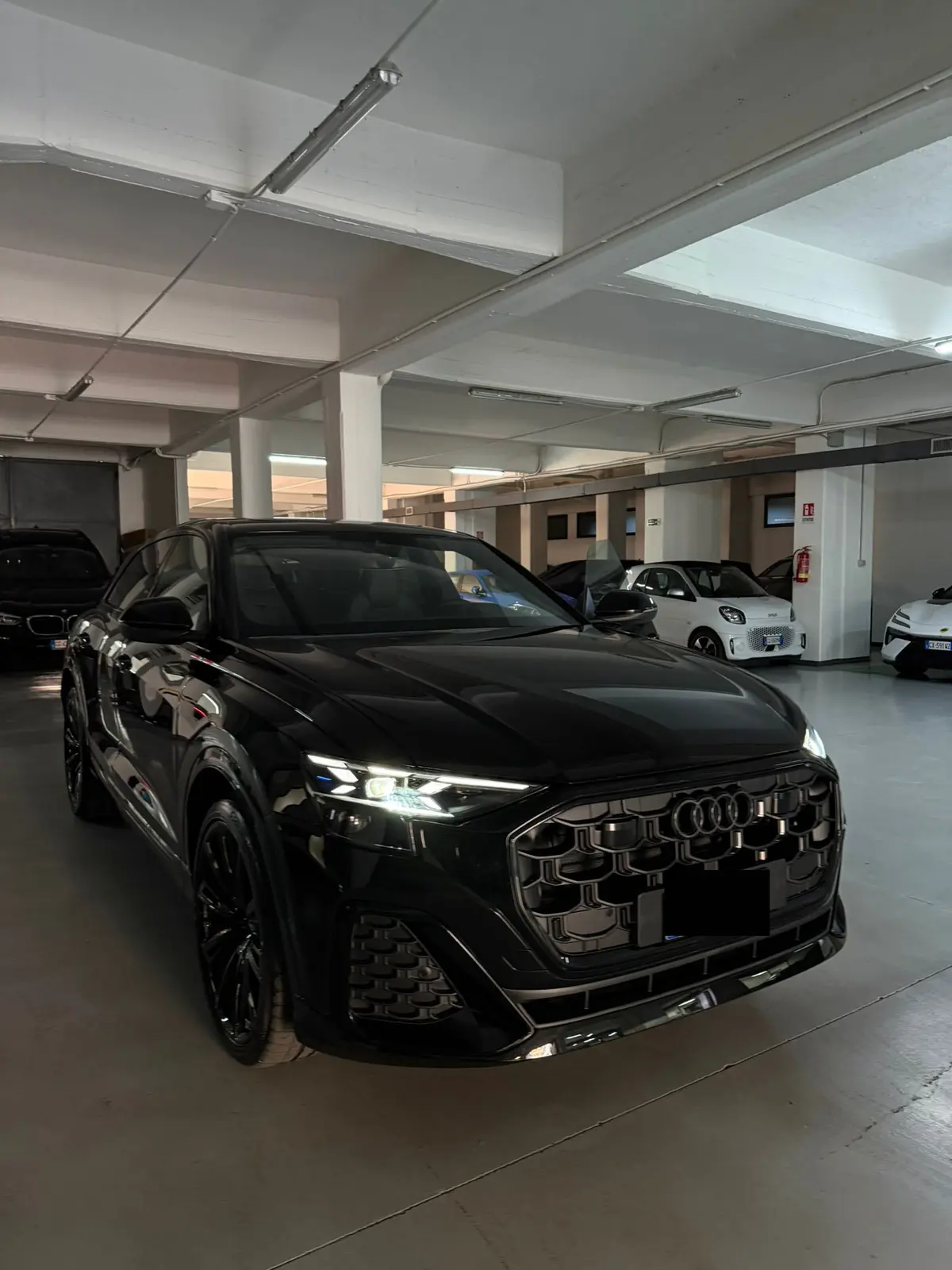 Audi Q8 2025, vue avant — Nice Super Car Rental, Nice. L'Audi Q8 2025 s'adresse à ceux qui recherchent un SUV posé, capable d'avaler les…