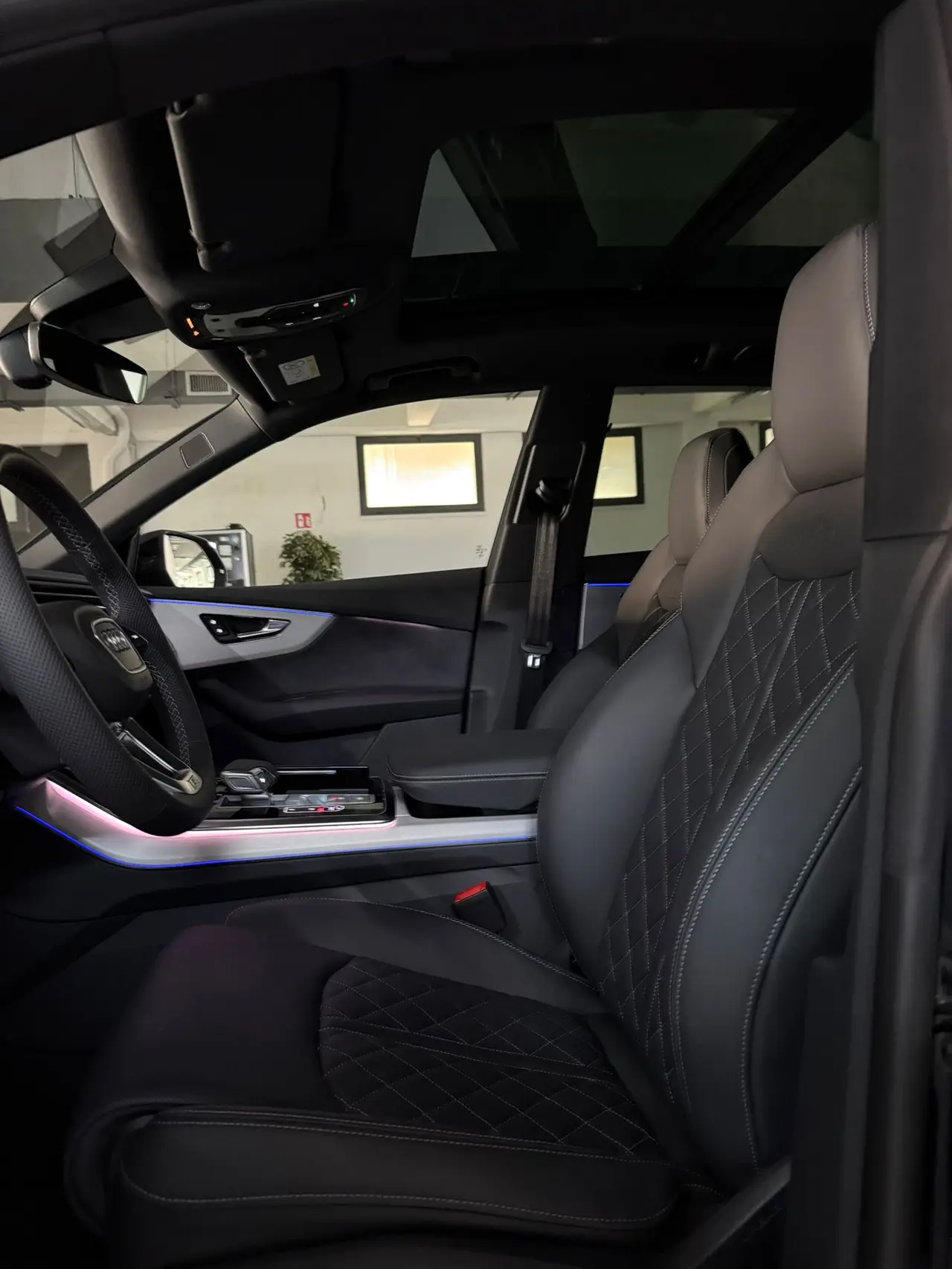 Audi Q8 2025, vue arrière — Nice Super Car Rental, Nice. L'Audi Q8 2025 s'adresse à ceux qui recherchent un SUV posé, capable d'avaler les…