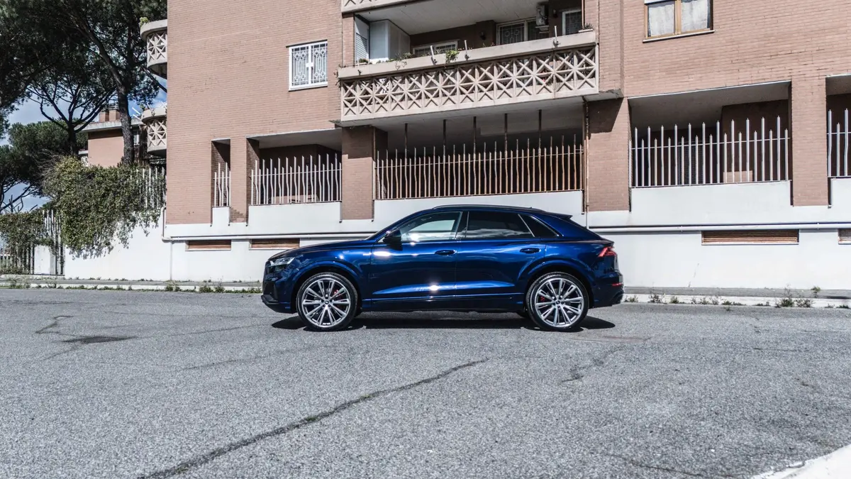 Audi Q8 55 TFSI 2022, vue avant — Nice Super Car Rental, Nice. L'Audi Q8 55 TFSI de 2022 propose une carrosserie SUV pensée pour l'usage exécutif autant…