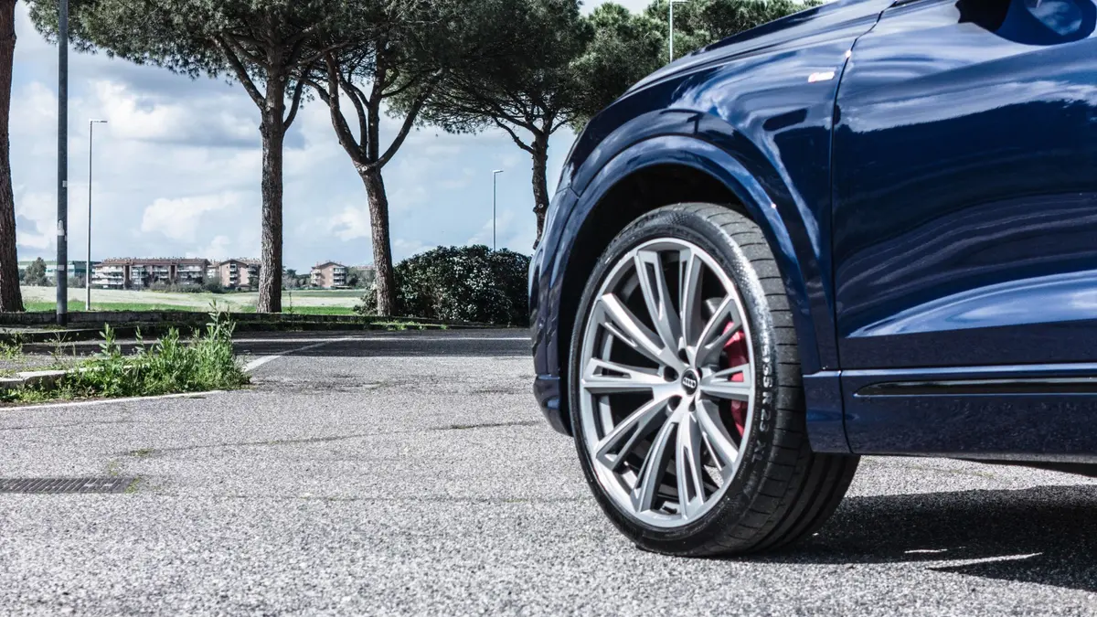 Audi Q8 55 TFSI 2022, vue arrière — Nice Super Car Rental, Nice. L'Audi Q8 55 TFSI de 2022 propose une carrosserie SUV pensée pour l'usage exécutif autant…