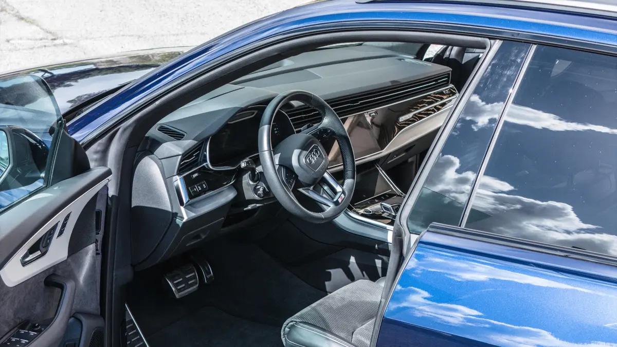 Audi Q8 55 TFSI 2022, intérieur — Nice Super Car Rental, Nice. L'Audi Q8 55 TFSI de 2022 propose une carrosserie SUV pensée pour l'usage exécutif autant…