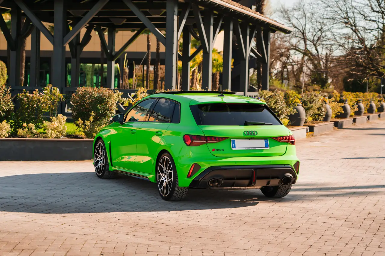 Audi RS3 Restyling 2025, exterior — Nice Super Car Rental, Niza. El Audi RS3 Restyling de 2025 combina la tracción total quattro con 400 CV en una…