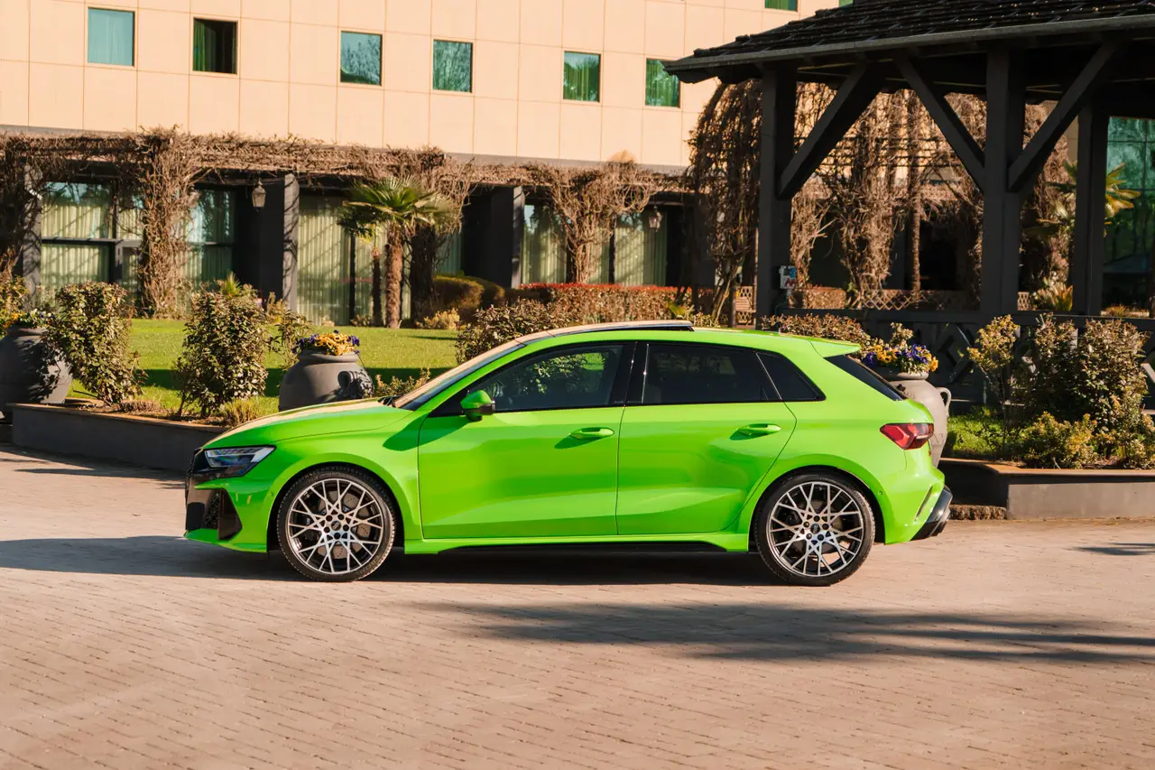 Audi RS3 Restyling 2025, vista frontal — Nice Super Car Rental, Niza. El Audi RS3 Restyling de 2025 combina la tracción total quattro con 400 CV en una…