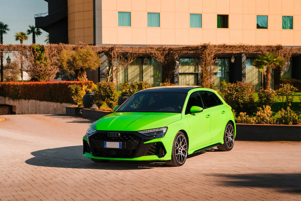 Audi RS3 Restyling 2025 — Nice Super Car Rental, Niza. El Audi RS3 Restyling de 2025 combina la tracción total quattro con 400 CV en una…
