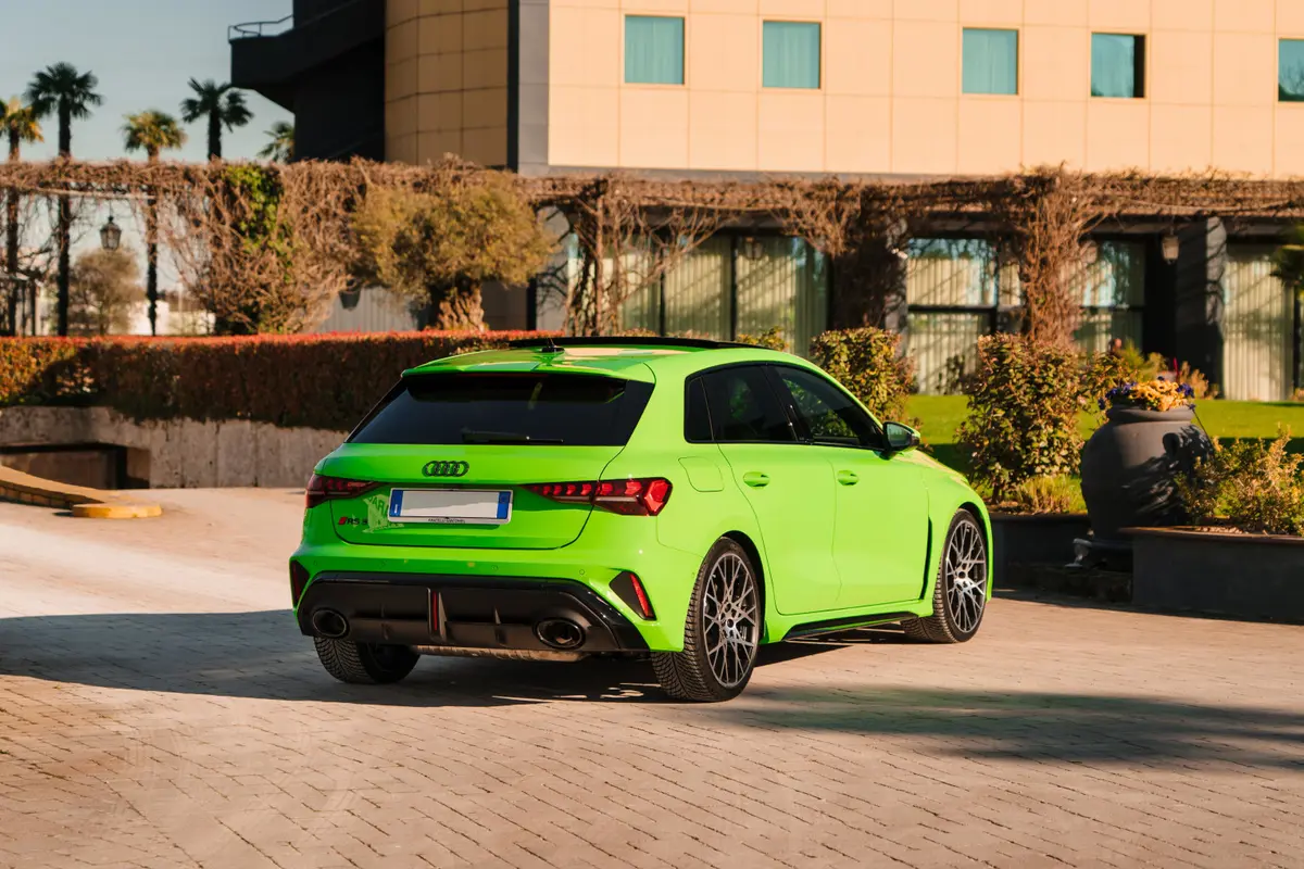 Audi RS3 Restyling 2025, vista trasera — Nice Super Car Rental, Niza. El Audi RS3 Restyling de 2025 combina la tracción total quattro con 400 CV en una…