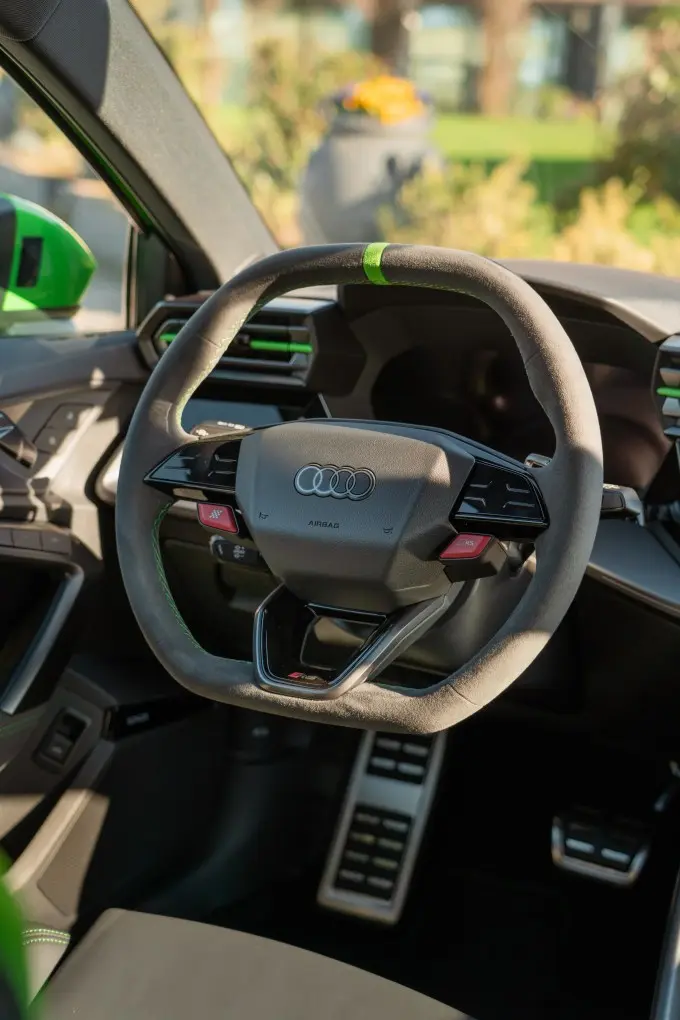 Audi RS3 Restyling 2025, interior — Nice Super Car Rental, Niza. El Audi RS3 Restyling de 2025 combina la tracción total quattro con 400 CV en una…