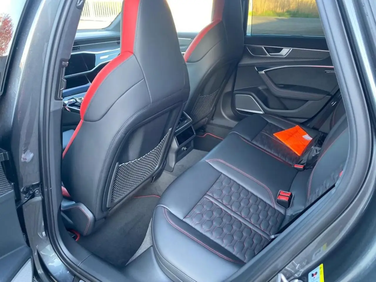 Audi RS6 2022, extérieur — Nice Super Car Rental, Nice. L'Audi RS6 2022 s'écarte du schéma classique de la sportive à deux places : avec ses 591…