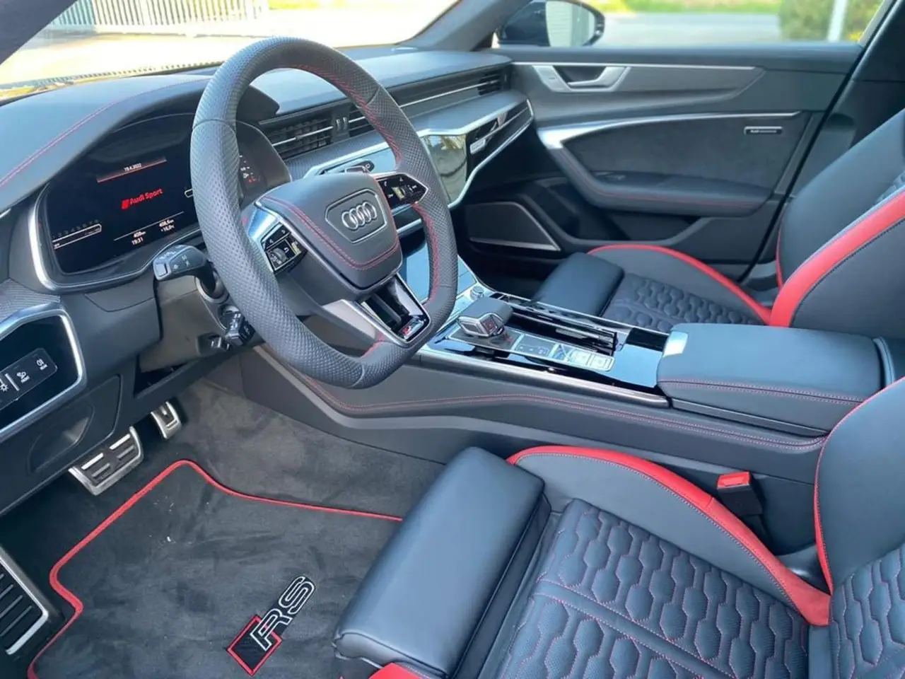 Audi RS6 2022, vue avant — Nice Super Car Rental, Nice. L'Audi RS6 2022 s'écarte du schéma classique de la sportive à deux places : avec ses 591…