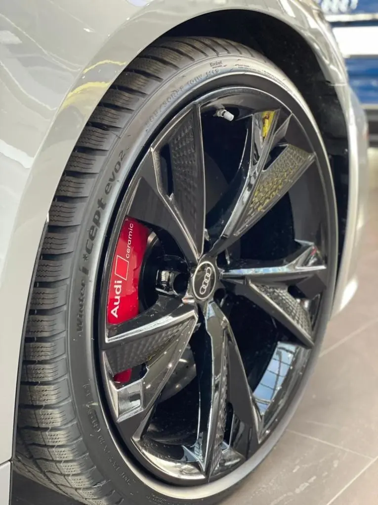 Audi RS6 Dynamic 2023, vue avant — Nice Super Car Rental, Nice. L'Audi RS6 Dynamic 2023 associe la carrosserie break à la mécanique d'une sportive pure :…