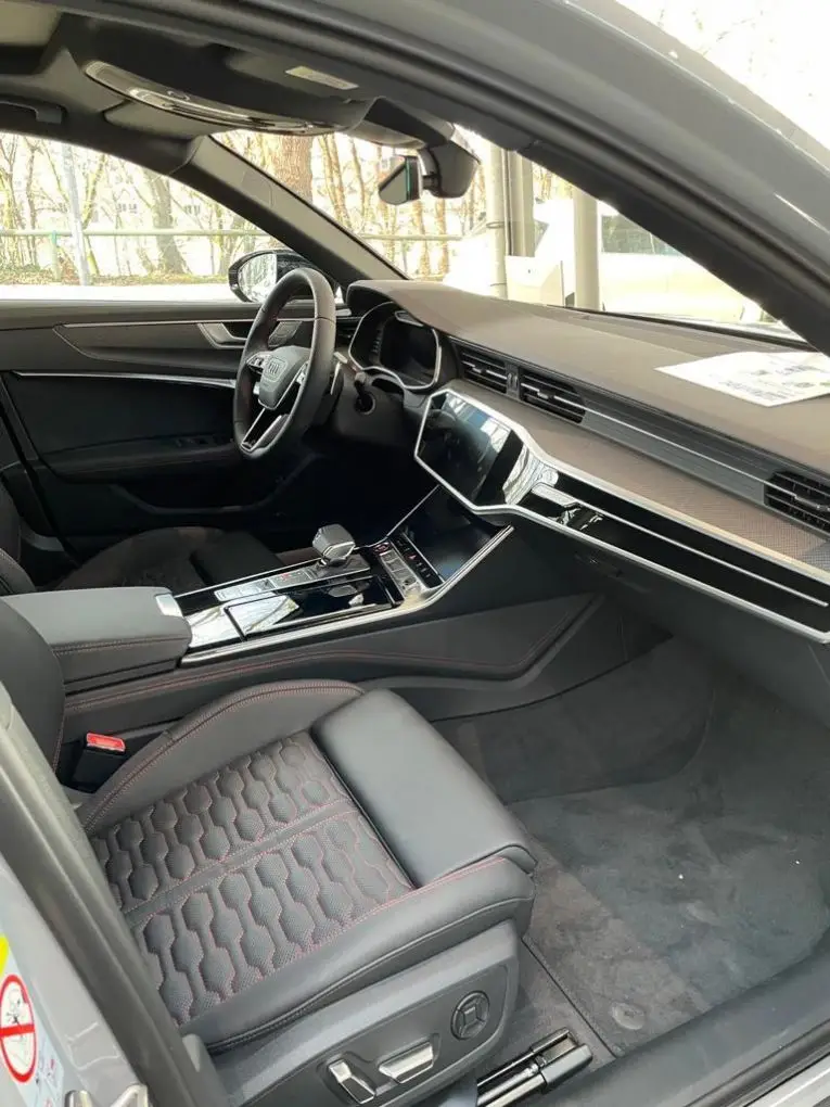 Audi RS6 Dynamic 2023, vue arrière — Nice Super Car Rental, Nice. L'Audi RS6 Dynamic 2023 associe la carrosserie break à la mécanique d'une sportive pure :…
