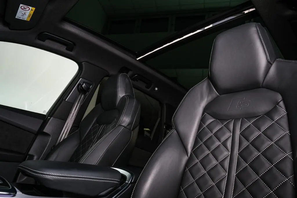 Audi SQ7 2025, extérieur — Nice Super Car Rental, Nice. L'Audi SQ7 2025 impose un format familial sans renoncer au caractère sportif : sept…