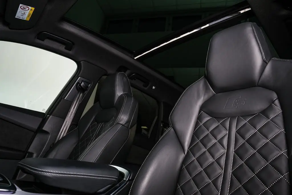 Audi SQ7 2025, extérieur — Nice Super Car Rental, Nice. L'Audi SQ7 2025 impose un format familial sans renoncer au caractère sportif : sept…