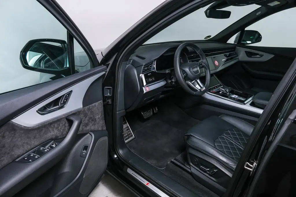 Audi SQ7 2025, vue avant — Nice Super Car Rental, Nice. L'Audi SQ7 2025 impose un format familial sans renoncer au caractère sportif : sept…