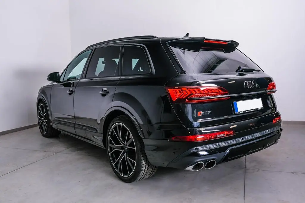 Audi SQ7 2025, vue arrière — Nice Super Car Rental, Nice. L'Audi SQ7 2025 impose un format familial sans renoncer au caractère sportif : sept…