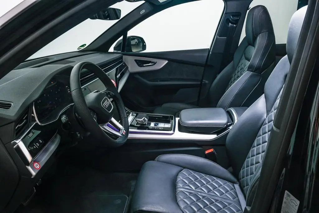 Audi SQ7 2025, tableau de bord — Nice Super Car Rental, Nice. L'Audi SQ7 2025 impose un format familial sans renoncer au caractère sportif : sept…