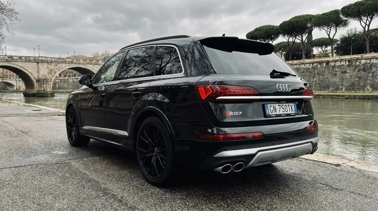 Audi SQ7 7seater 2023, exterior — Nice Super Car Rental, Niza. El Audi SQ7 de 2023 es una opción pensada para quienes necesitan espacio real sin…
