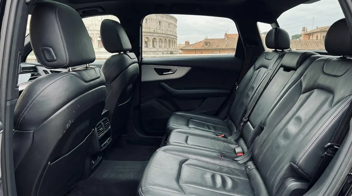 Audi SQ7 7seater 2023, interior — Nice Super Car Rental, Niza. El Audi SQ7 de 2023 es una opción pensada para quienes necesitan espacio real sin…