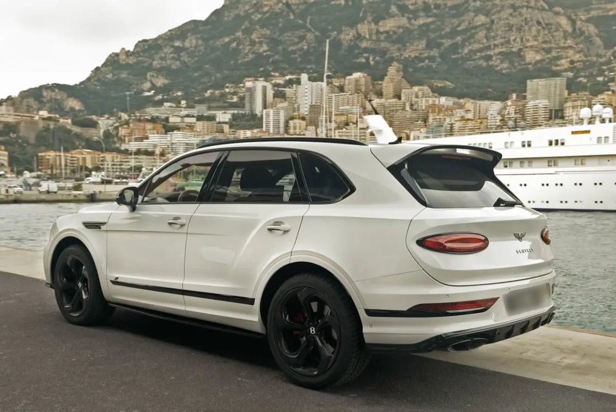 Bentley Bentayga V8-S 2024, extérieur — Nice Super Car Rental, Nice. Le Bentley Bentayga V8-S impose sa présence sans jamais forcer le trait : cinq places,…
