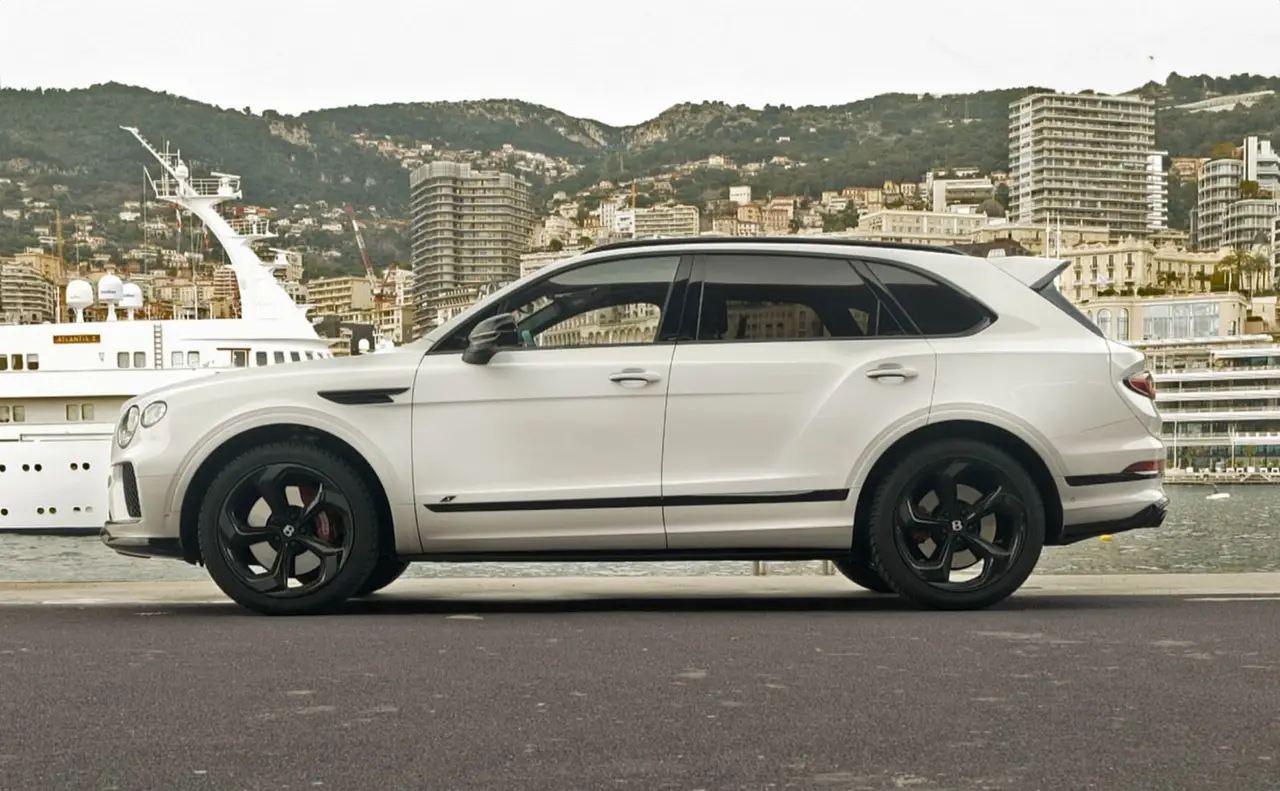 Bentley Bentayga V8-S 2024, vue avant — Nice Super Car Rental, Nice. Le Bentley Bentayga V8-S impose sa présence sans jamais forcer le trait : cinq places,…