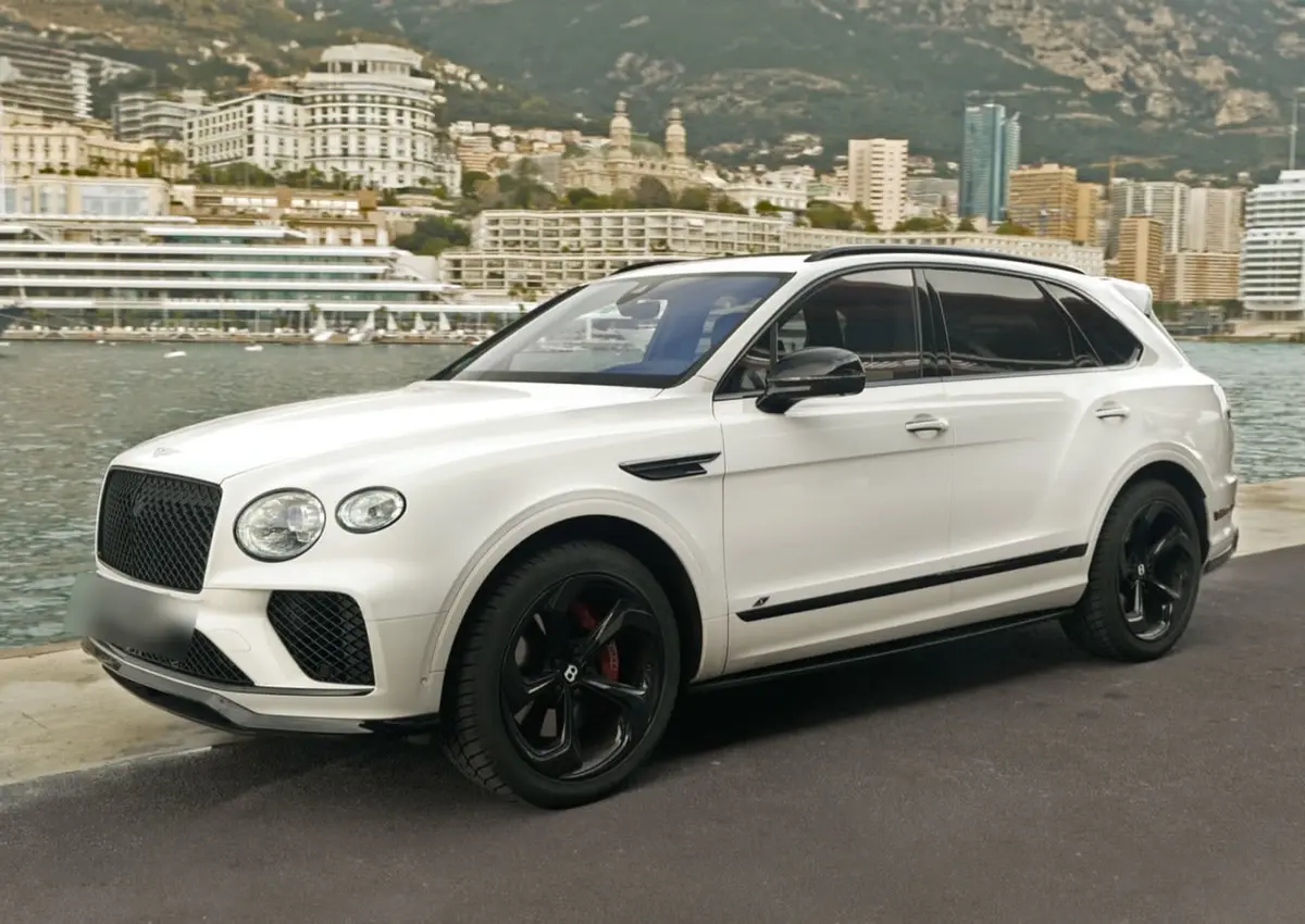 Bentley Bentayga V8-S 2024 — Nice Super Car Rental, Nice. Le Bentley Bentayga V8-S impose sa présence sans jamais forcer le trait : cinq places,…
