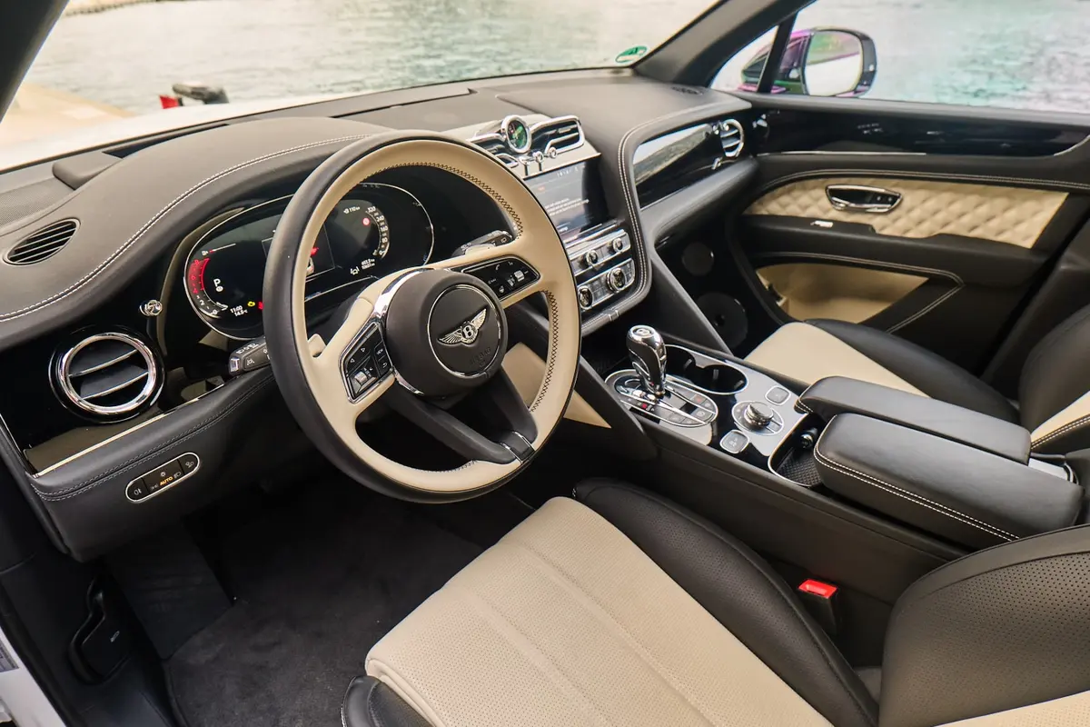 Bentley Bentayga V8-S 2024, vue arrière — Nice Super Car Rental, Nice. Le Bentley Bentayga V8-S impose sa présence sans jamais forcer le trait : cinq places,…