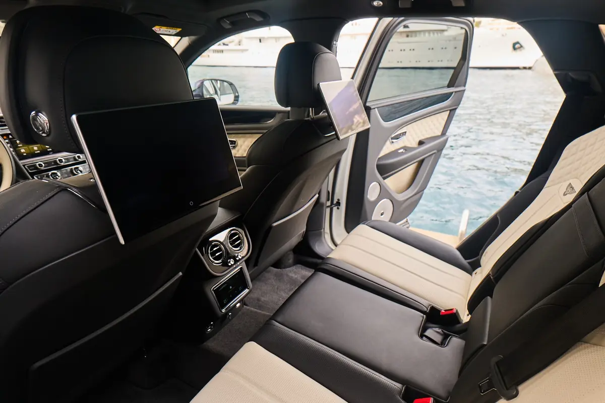 Bentley Bentayga V8-S 2024, intérieur — Nice Super Car Rental, Nice. Le Bentley Bentayga V8-S impose sa présence sans jamais forcer le trait : cinq places,…