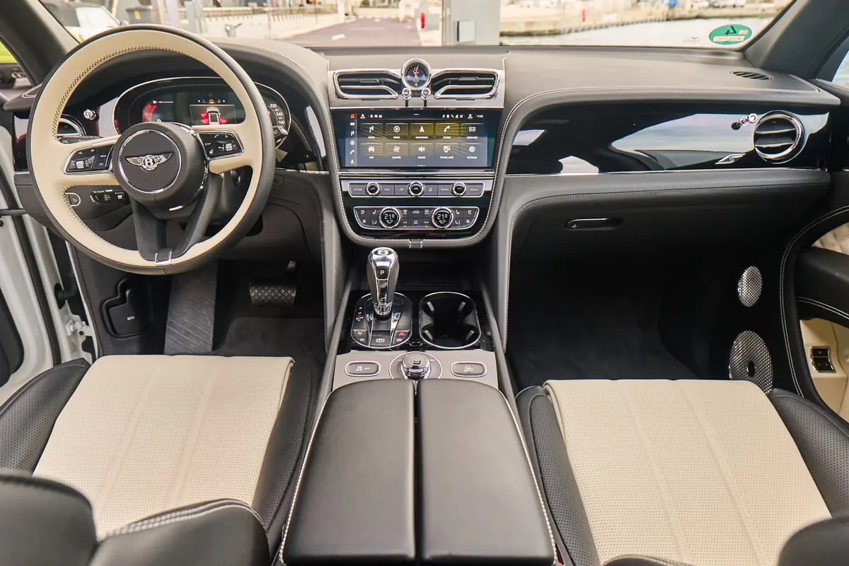 Bentley Bentayga V8-S 2024, tableau de bord — Nice Super Car Rental, Nice. Le Bentley Bentayga V8-S impose sa présence sans jamais forcer le trait : cinq places,…