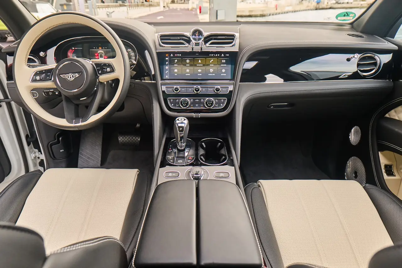 Bentley Bentayga V8-S 2024, tableau de bord — Nice Super Car Rental, Nice. Le Bentley Bentayga V8-S impose sa présence sans jamais forcer le trait : cinq places,…