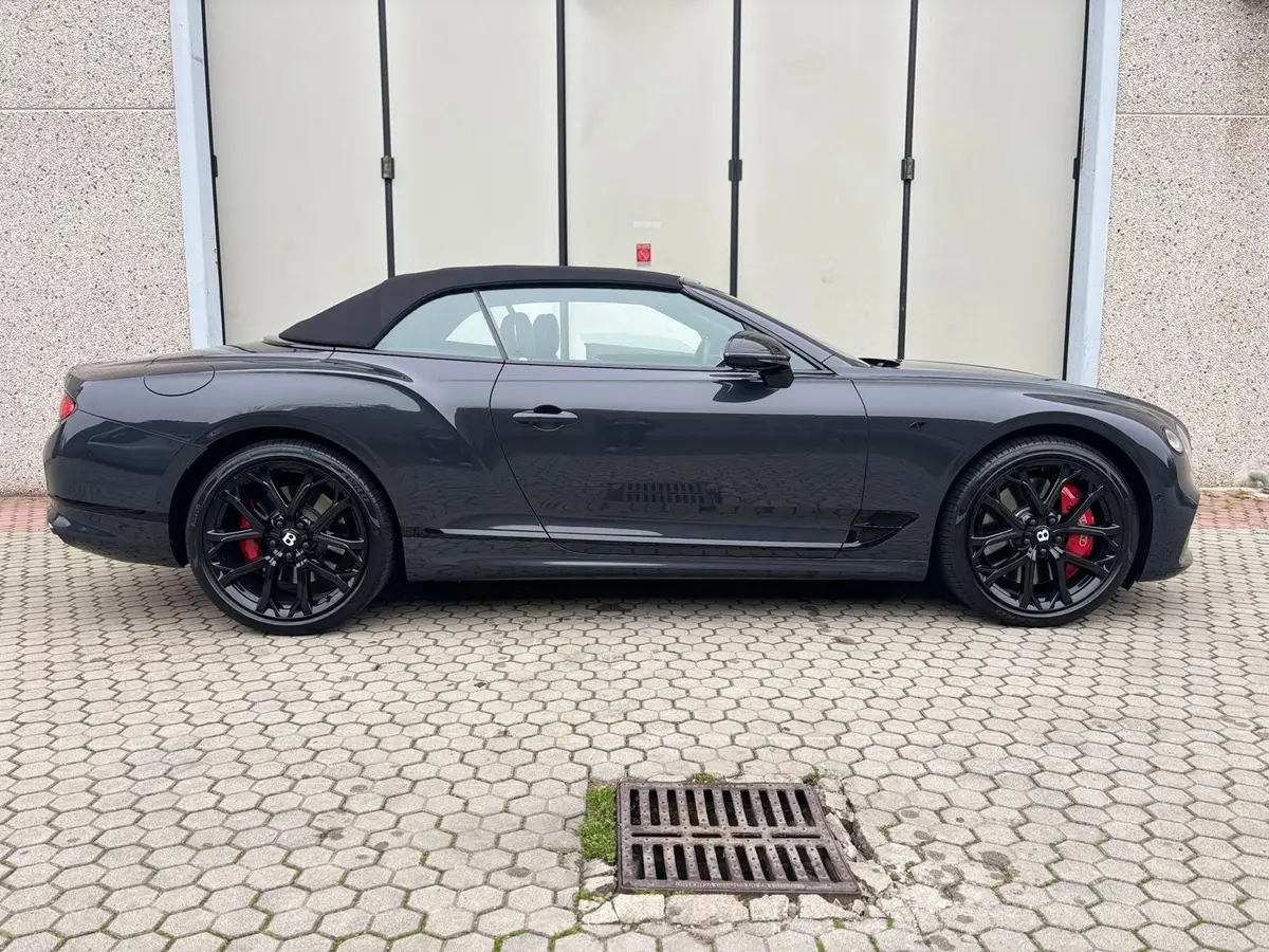Bentley Continental GTC S V8 2025, вид сзади — Nice Super Car Rental, Ницца. Bentley Continental GTC S V8 2026 года — это гран-туризмо, рассчитанный на дальние…