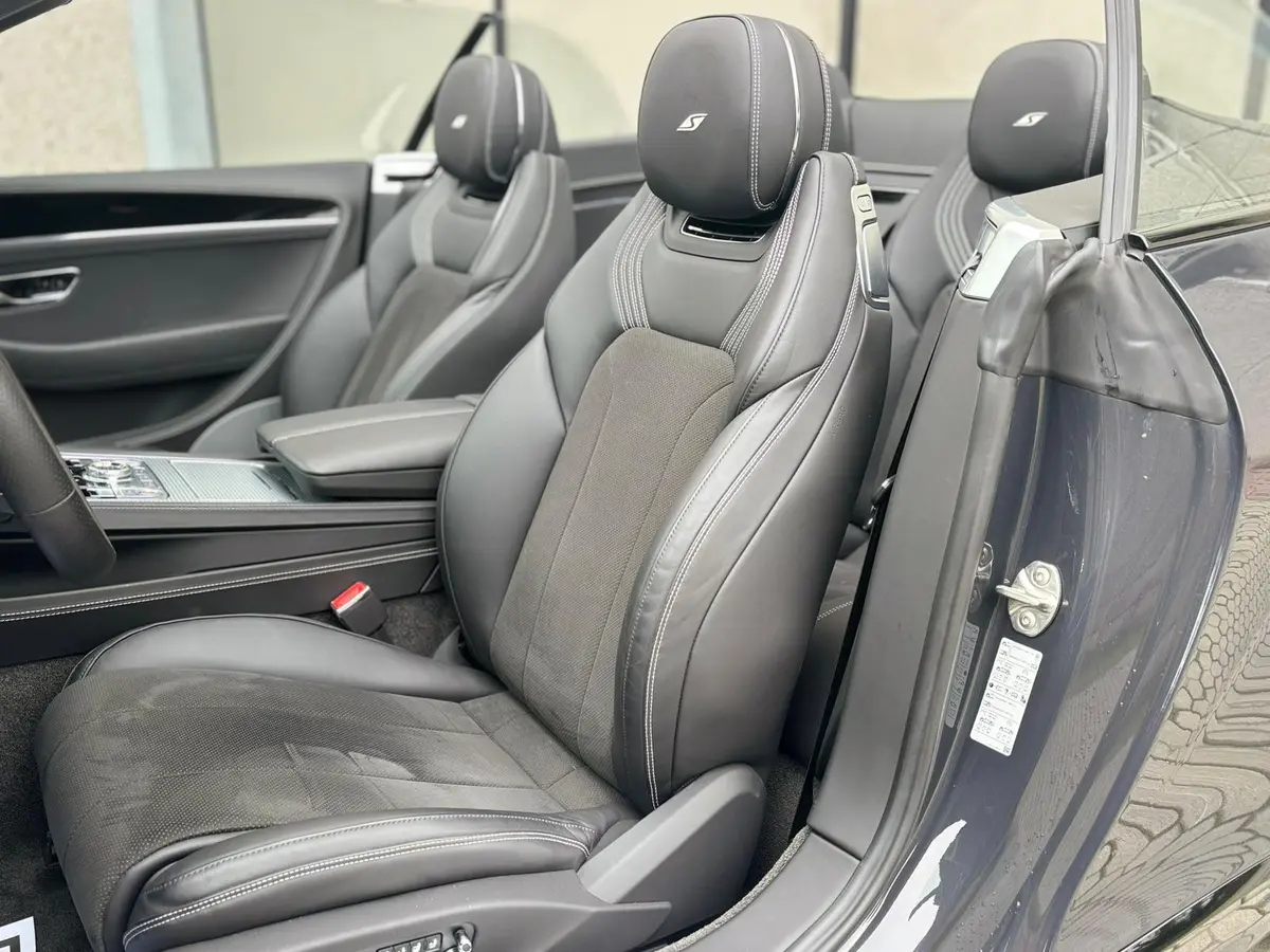 Bentley Continental GTC S V8 2025, салон — Nice Super Car Rental, Ницца. Bentley Continental GTC S V8 2026 года — это гран-туризмо, рассчитанный на дальние…