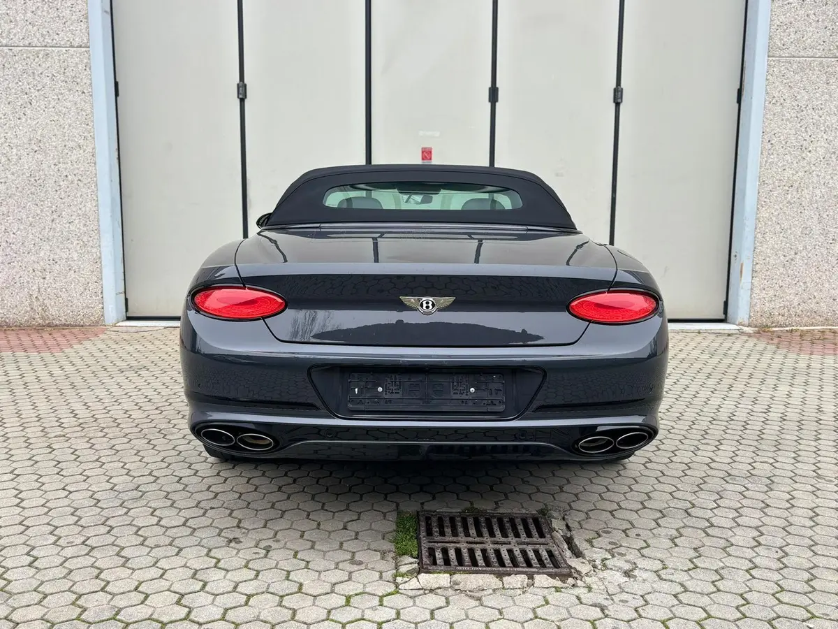 Bentley Continental GTC S V8 2025, приборная панель — Nice Super Car Rental, Ницца. Bentley Continental GTC S V8 2026 года — это гран-туризмо, рассчитанный на дальние…