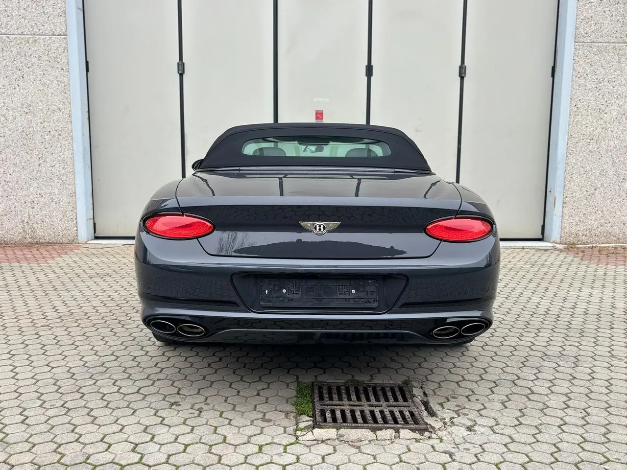 Bentley Continental GTC S V8 2025, приборная панель — Nice Super Car Rental, Ницца. Bentley Continental GTC S V8 2026 года — это гран-туризмо, рассчитанный на дальние…