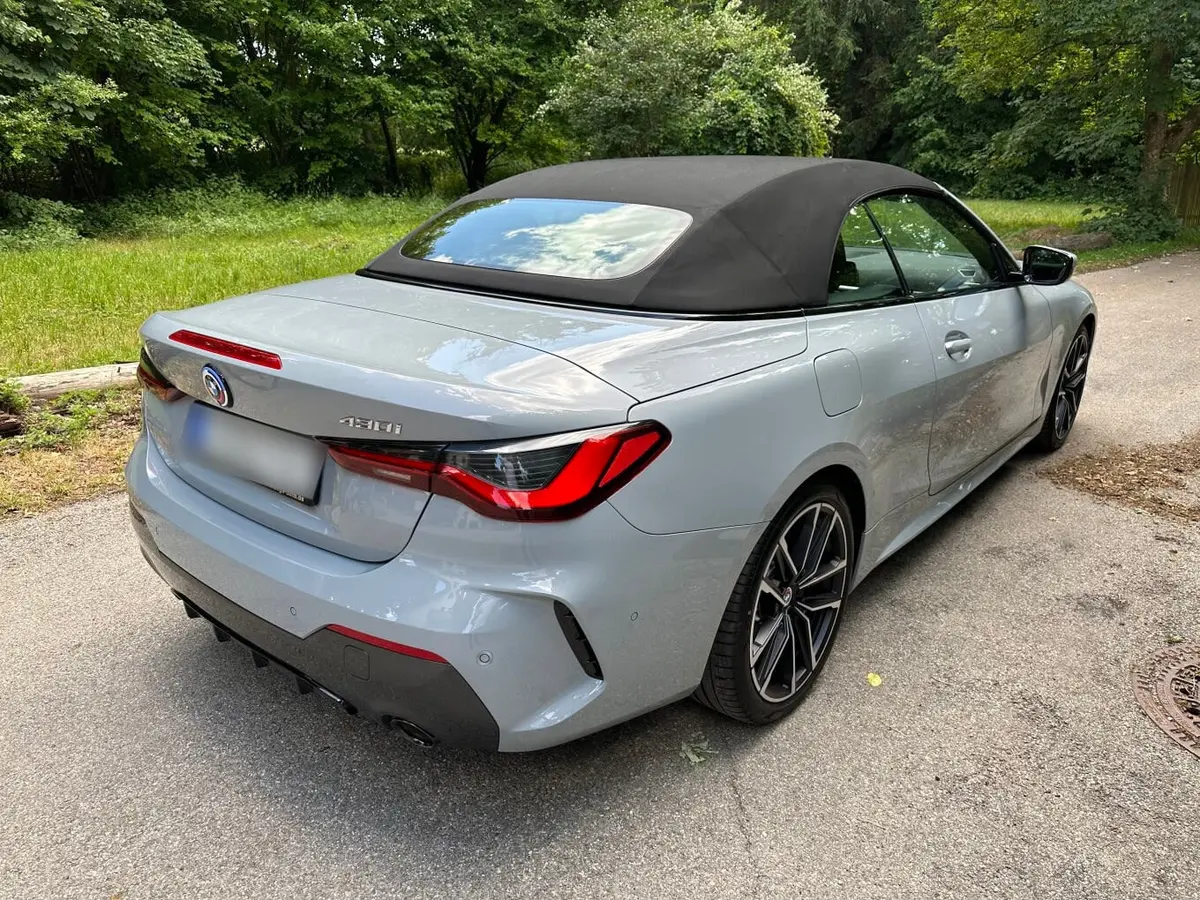 BMW 430i Cabrio 2023, vue avant — Nice Super Car Rental, Nice. Le BMW 430i Cabrio 2023 s'adresse à ceux qui veulent un cabriolet quatre places facile à…