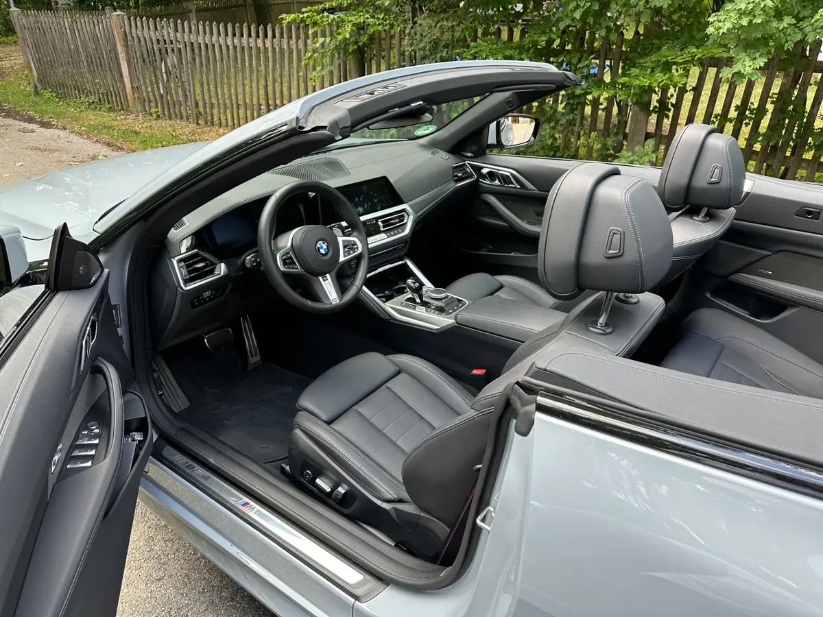 BMW 430i Cabrio 2023, intérieur — Nice Super Car Rental, Nice. Le BMW 430i Cabrio 2023 s'adresse à ceux qui veulent un cabriolet quatre places facile à…