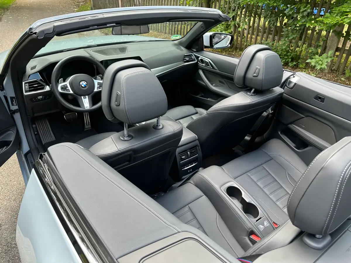 BMW 430i Cabrio 2023, tableau de bord — Nice Super Car Rental, Nice. Le BMW 430i Cabrio 2023 s'adresse à ceux qui veulent un cabriolet quatre places facile à…
